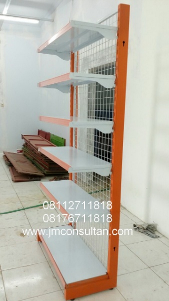 Rak minimarket di Bitung